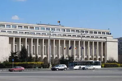 Despre tăieri, creșteri de taxe și creștere economică